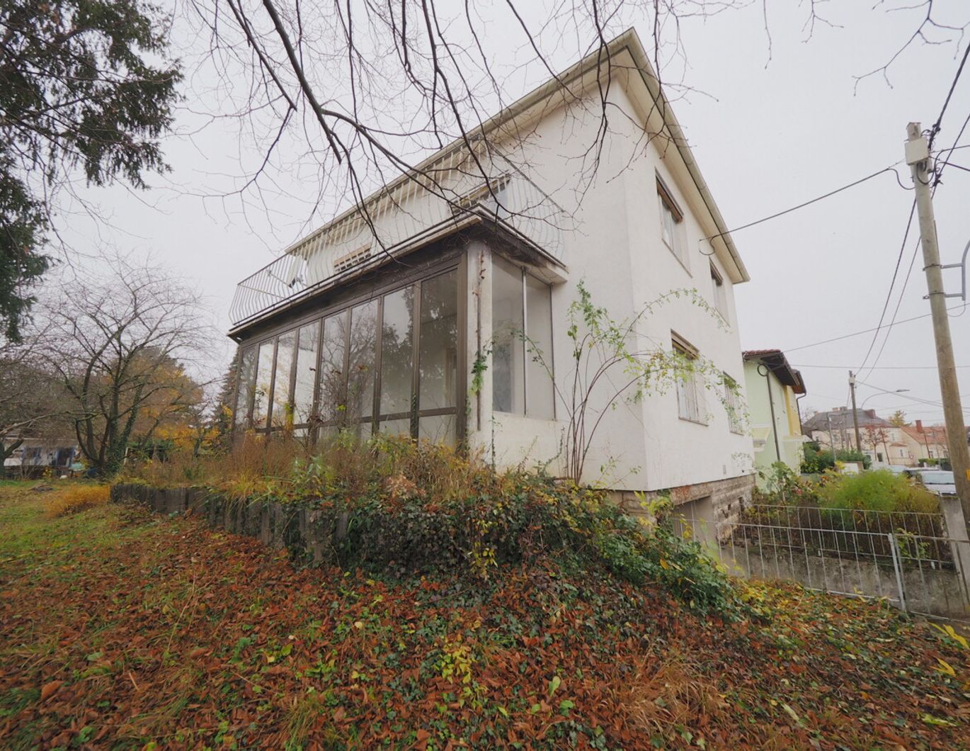 Zeitloses Einfamilienhaus (sanierungsbedürftig) auf großem Grundstück in Baden bei Wien