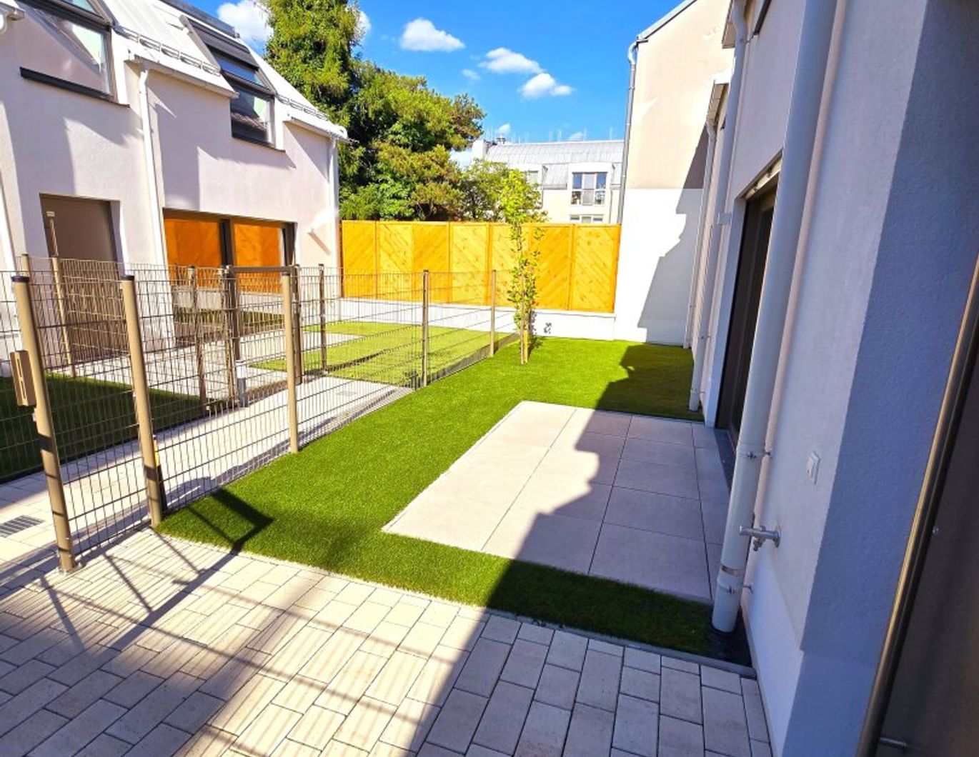 SUMMER SALE! Ihr neues Familienparadies! WOW - Cooles Townhouse mit Garten! 4 Zimmer + Ideale Raumaufteilung + Erdwärme + Absolute Ruhelage + Tiefgarage! Nachhaltig und zukunftssicher investiert!