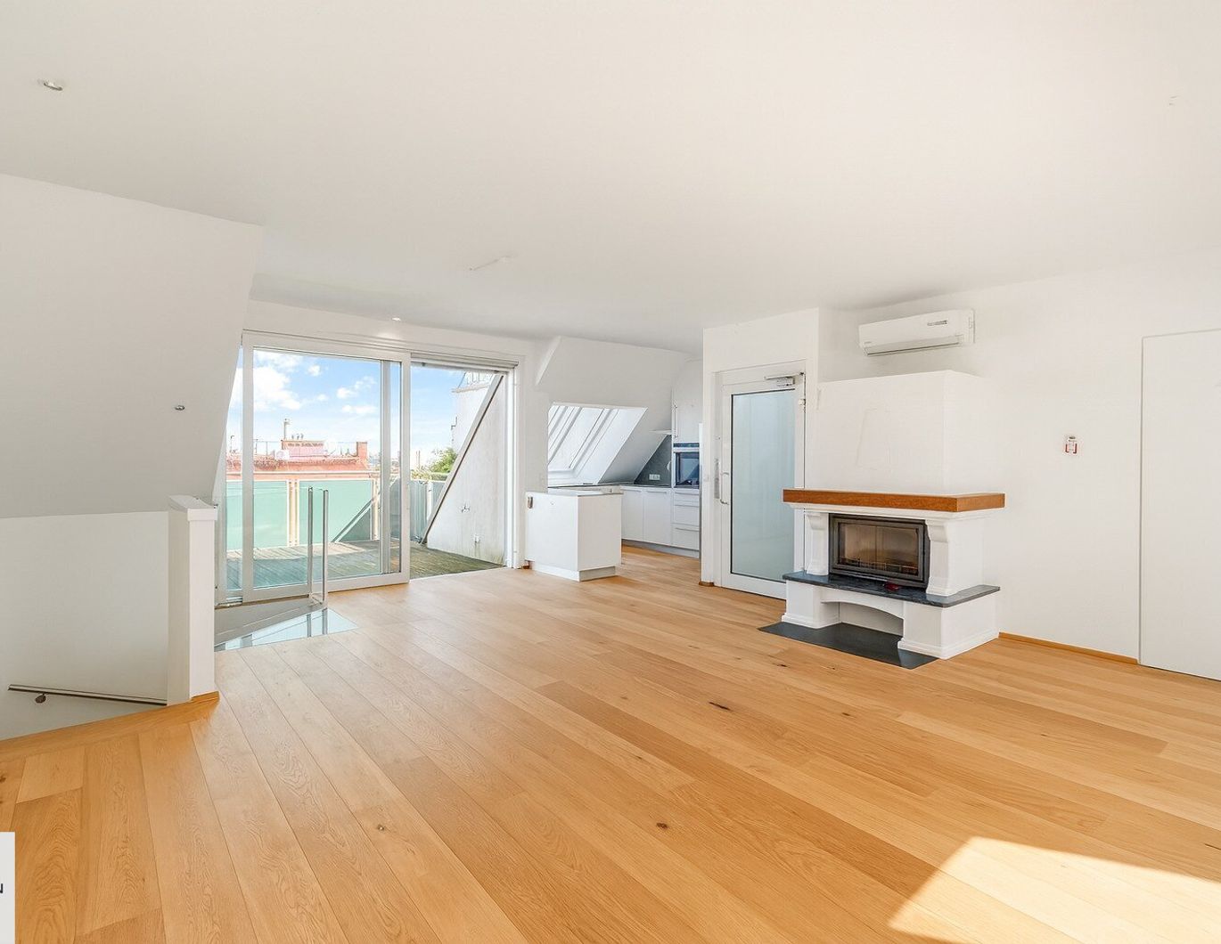 360°-Panoramablick: Energieeffiziente, barrierefreie DG-Maisonette mit privatem Lift, zwei Terrassen und Kamin