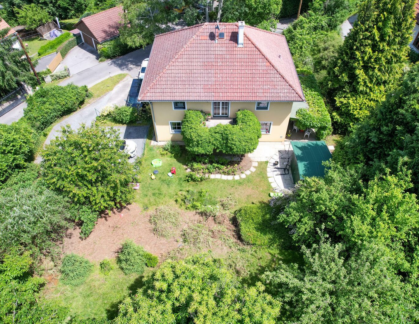 Exklusive Villa in bester Lage von Graz - privat, naturnah, perfekte Balance aus Komfort und Lebensqualität.