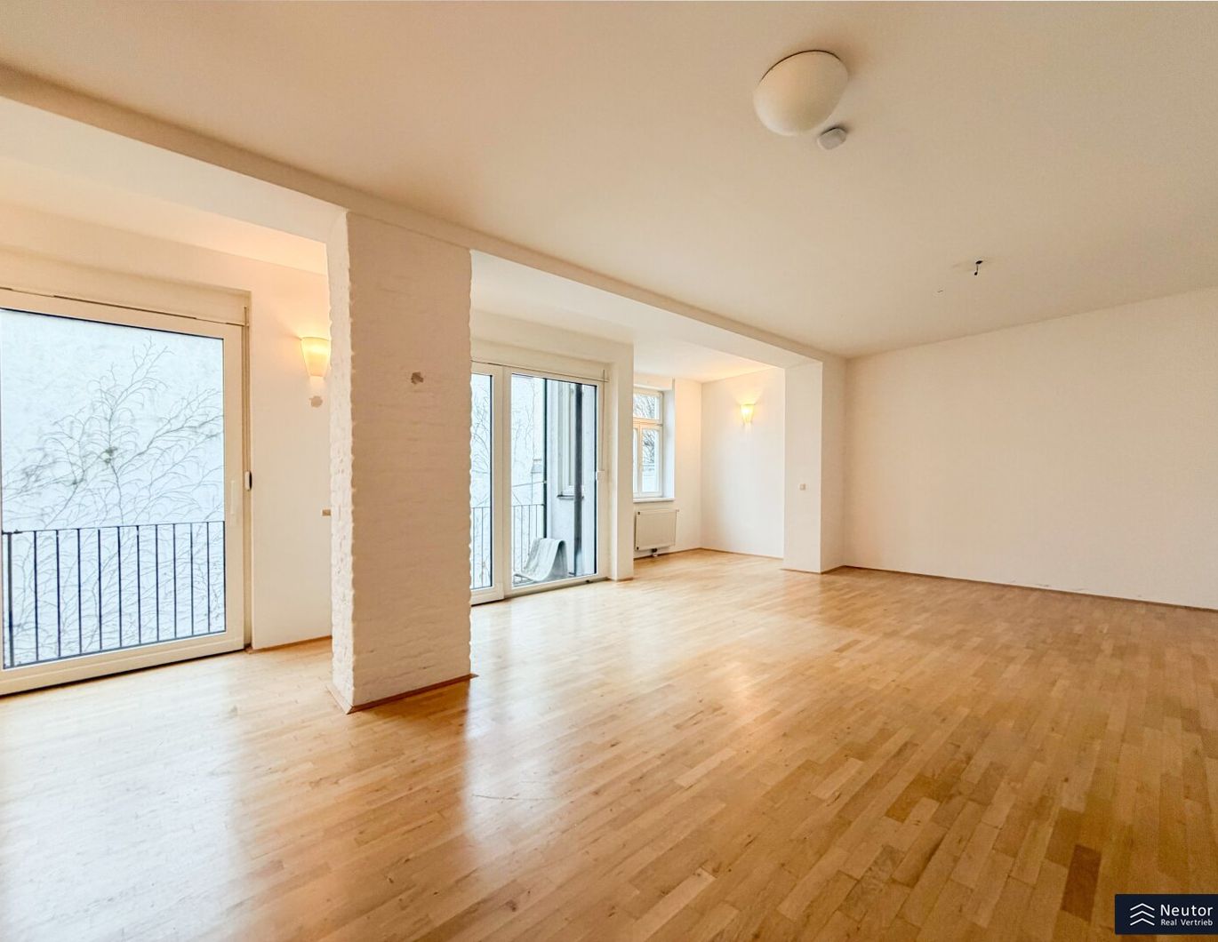 EINZIGARTIGE ALTBAUWOHUNG IM LOFT STIL - LICHTDURCHFLUTET - BALKON - EXKLUSIVE LAGE IM 7. WIENER GEMEINDEBEZIRK -INNENHOFLAGE - BARRIEREFREI MITTELS LIFT