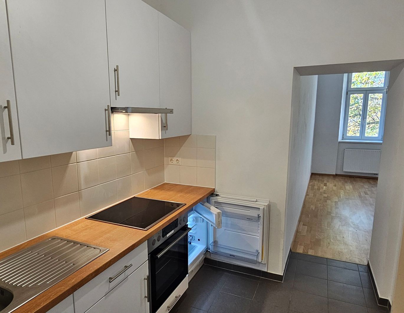 Schwechat 2320, Rathausplatz 1, helle und perfekt gelegene 1-Zimmerwohnung zu vermieten € 487