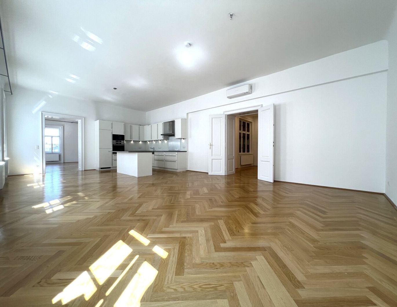 Prachtvolle, klimatisierte 5-Zimmer-Wohnung mit fantastischer Stadtaussicht in Top Lage