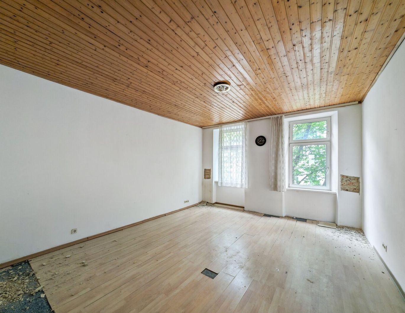 ++Q16++ Renovation-needed 1-room flat in a prime location