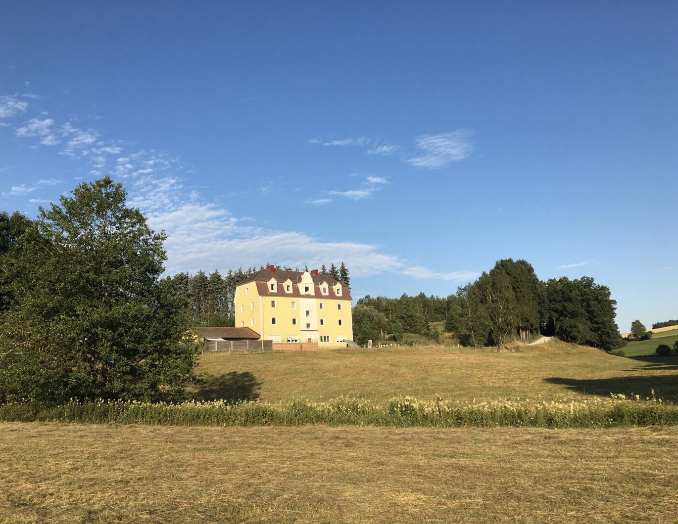 Schlossähnliches Mehrfamilienhaus mit separatem Stall in Alleinlage oberhalb von Linz in Oberösterreich - für Tierhaltung, Reiterhof etc.