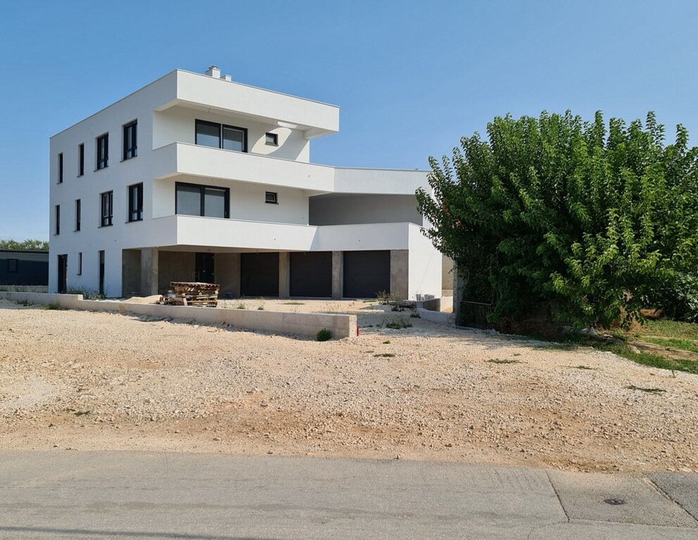 Moderne Erdgeschosswohnung mit Garten, erste Reihe zum Meer
