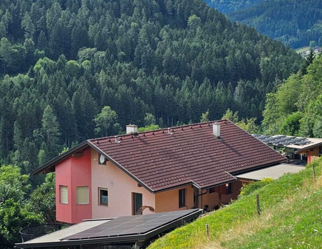 modernisiertes Wohnhaus + 1 HA LW in Feldkirchen / St. Urban : 5 Zimmer, Garten, Balkone, PV, tolle Aussicht ! 1 HA LW Wiese für Tierhaltung Pferde, mit Stall für Schafe, Ziegen, Hühner