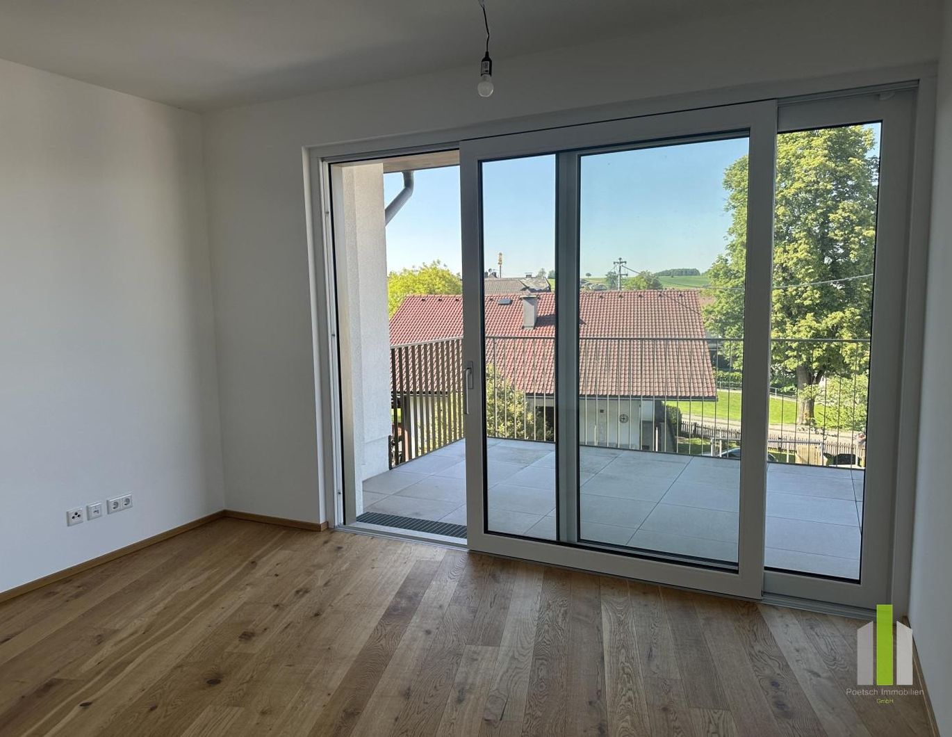 Moderne Dachgeschoßwohnung mit Terrasse und Bergblick