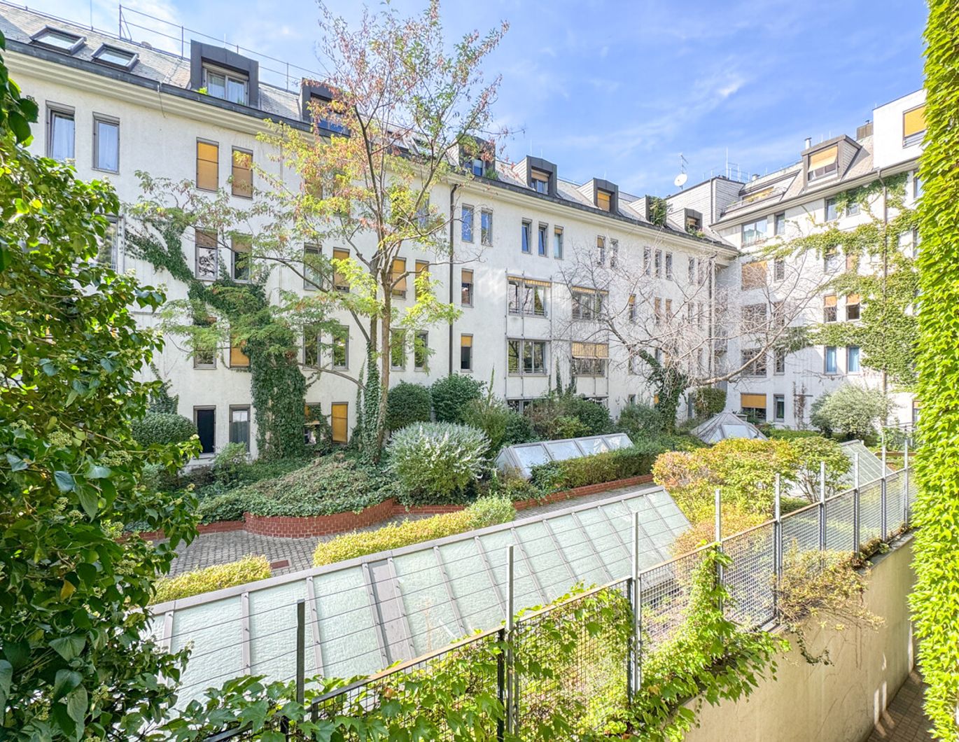 Gepflegte Altbauwohnung mit 2 Zimmern in zentraler Lage