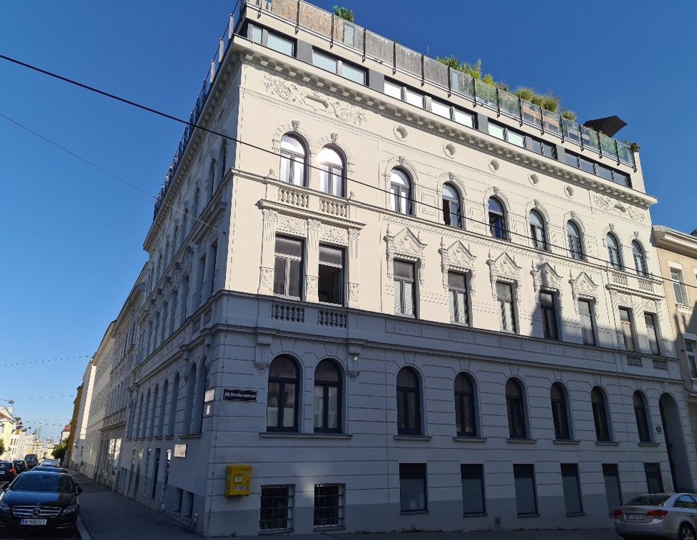 Herrliche Dachgeschosswohnung mit großer Terrasse -  Nähe Krottenbachstraße!