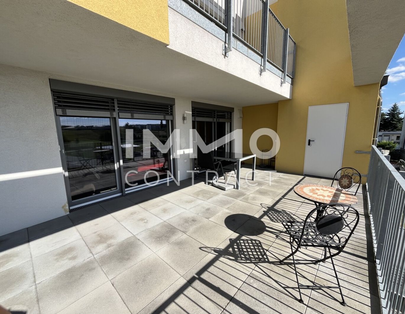 Helle Wohnung mit großer Terrasse 2 Autoabstellplätze