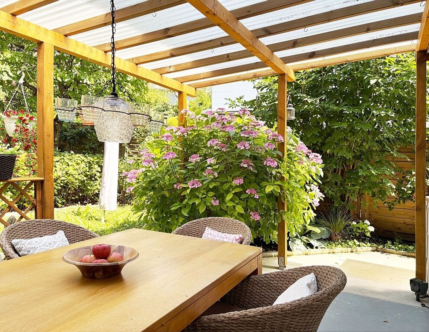 GARTENPARADIES MIT EINFAMILIENHAUS-FLAIR!