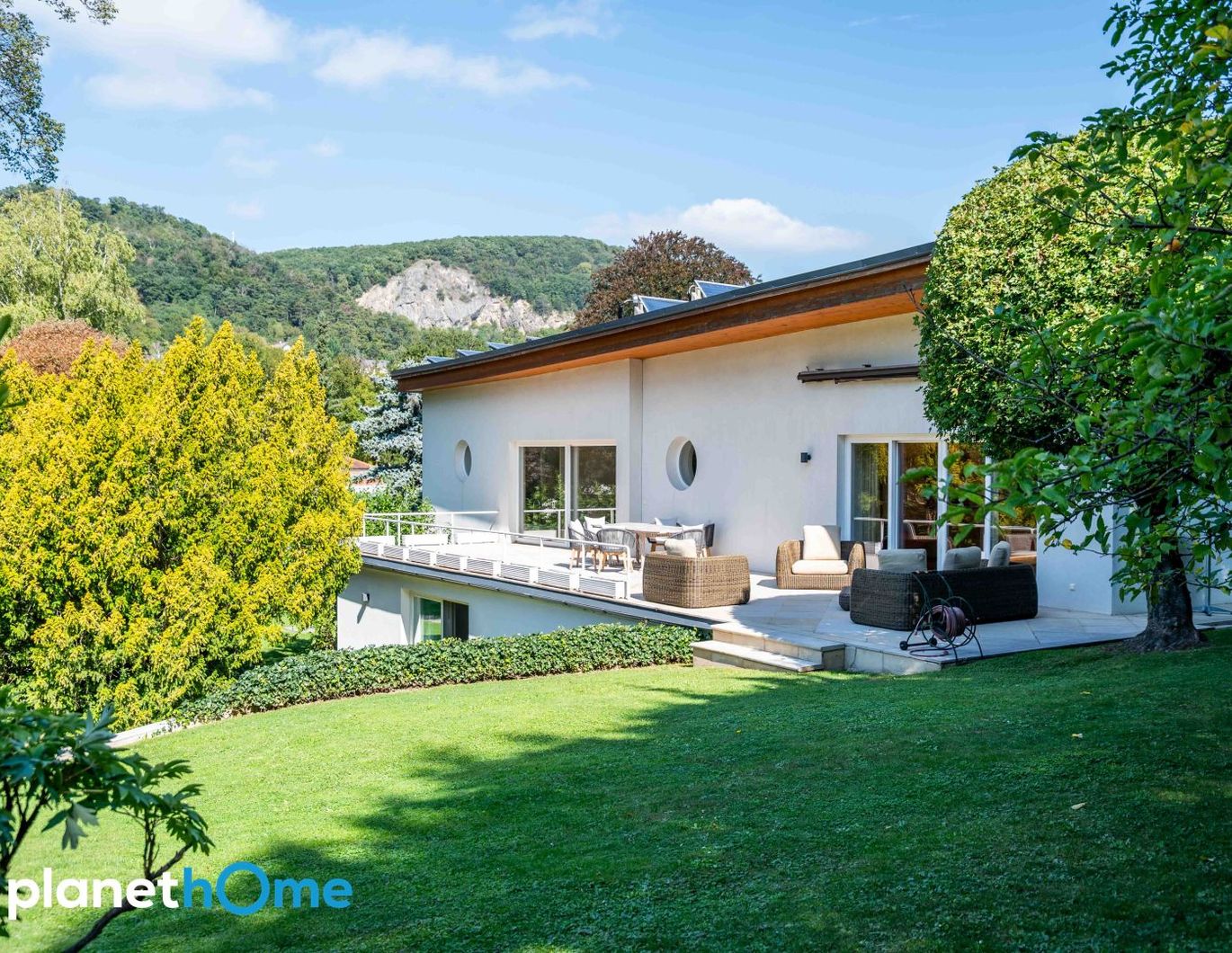 Luxuriöse Villa mit Indoor-Pool, parkähnlichem Grundstück mit Wasserversorgung durch eigenen Brunnen