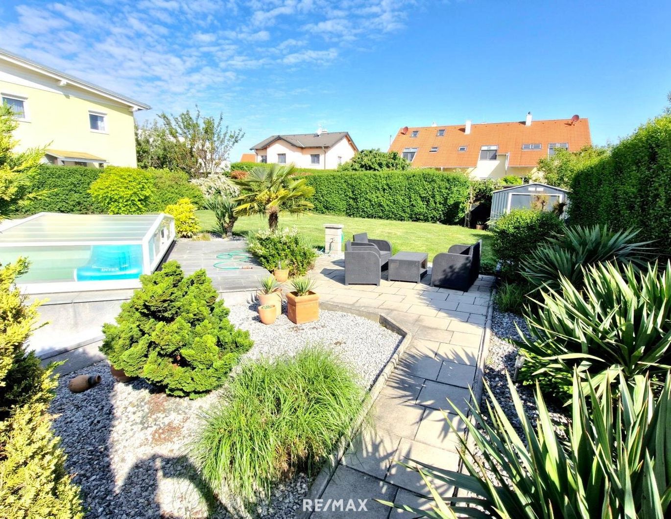 PALMEN, POOL und BARBEQUE