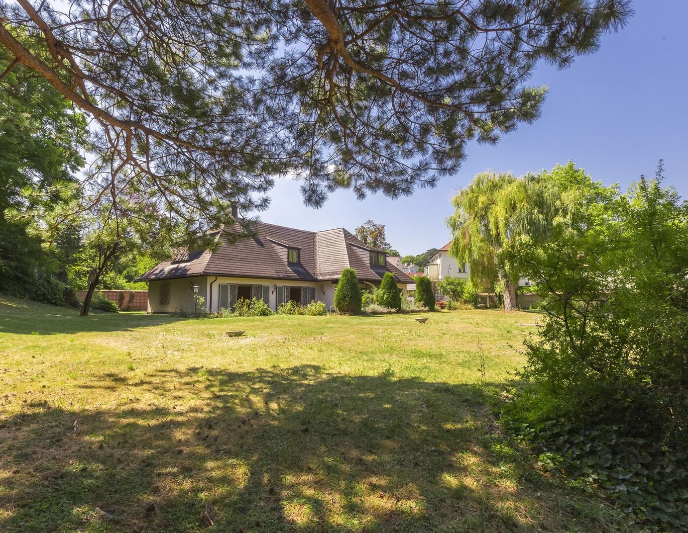 Charmante Stil-Villa mit einzigartigem Potenzial eingebettet in eine 6.000 m² große Parklandschaft