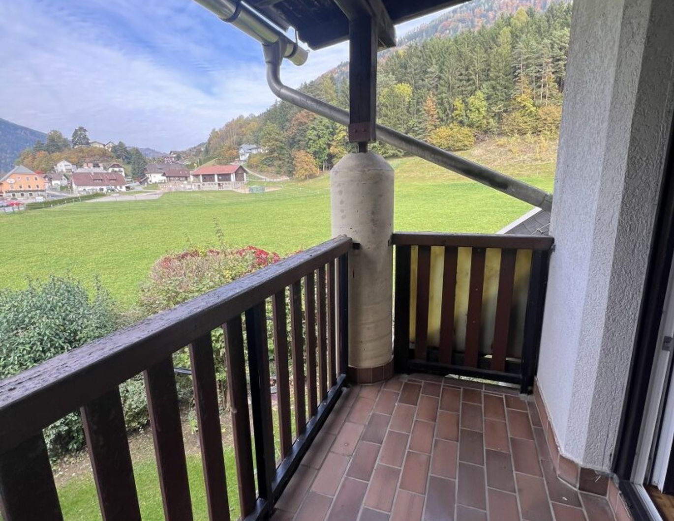 3-Zimmer-Wohnung mit überdachtem Balkon und Grünblick