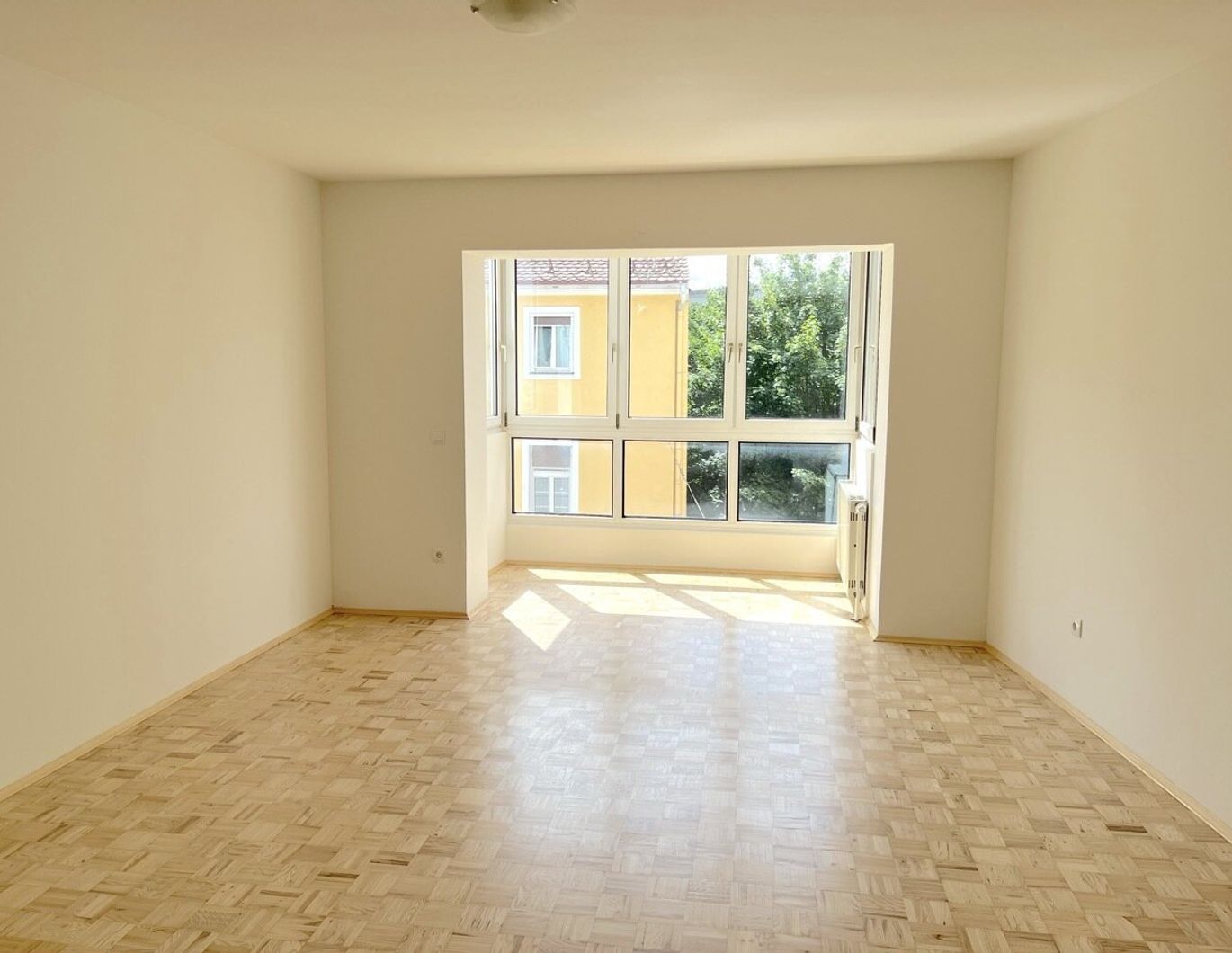 Sonnige 2-Zimmer mit Wintergarten und Balkon