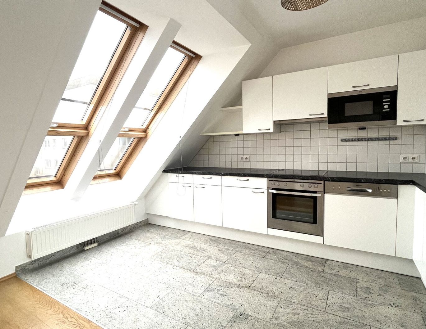 SONNIGE DACHGESCHOSS-MAISONETTE NAHE HANUSCH KRANKENHAUS