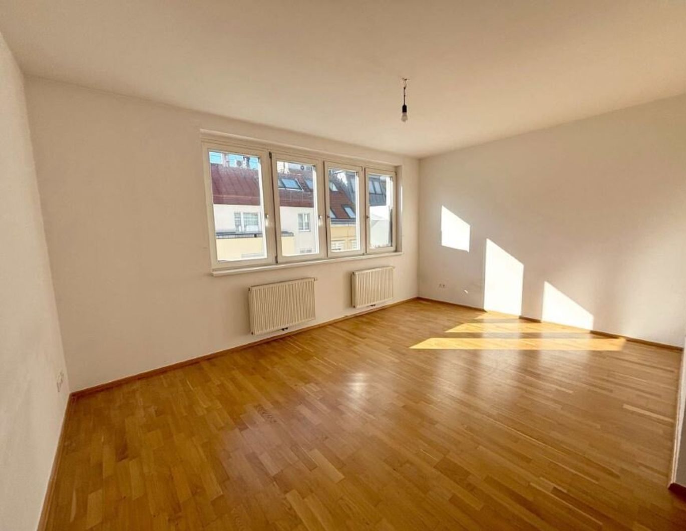 Singlewohnung! Dachgeschosswohnung Nähe U3 Kardinal Nagel Platz