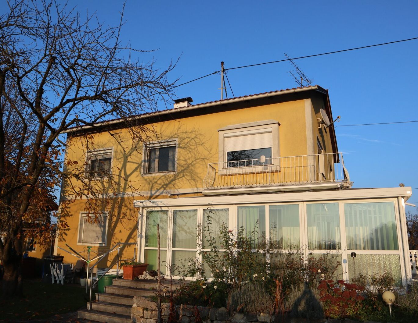 Pucking: Viel Platz für Familien und Generationen - charmantes Haus mit 3 Wohneinheiten