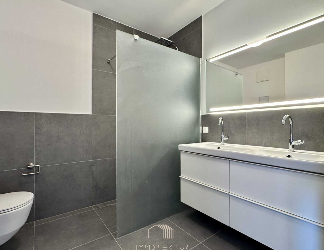 GRÜN & RUHIG GELEGEN: Sonnige 4-Zimmer-Wohnung mit 4 Balkonen und Parkplatz