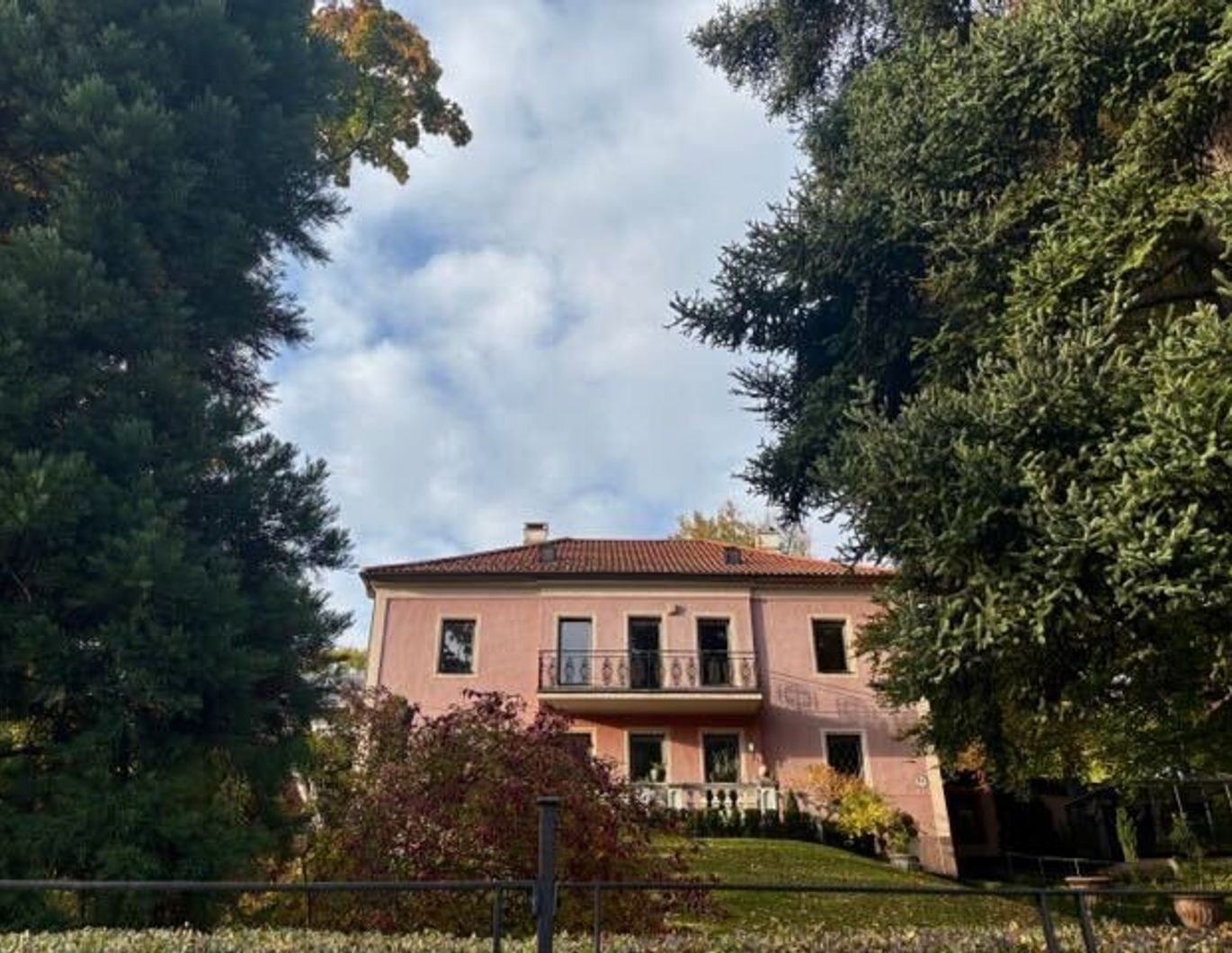 HINTERBRÜHL - RARITÄT ! SCHÖNE VILLA MIT PRACHTVOLLEM ALTBAUMBESTAND IN TOP ZUSTAND ZUM VERKAUF