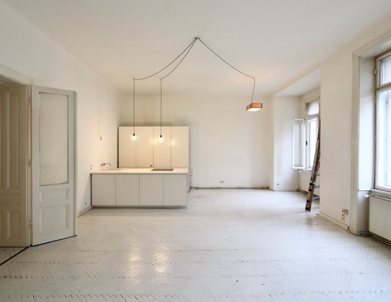 Nächst Neubaugasse! Südwestseitiger 4-Zimmer-Altbau mit Balkon in ruhiger Seitengasse!