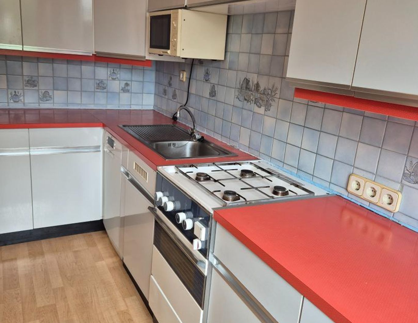 Renovierungsbedürftige 4 Zimmer Wohnung mit Loggia - tolle Raumaufteilung!