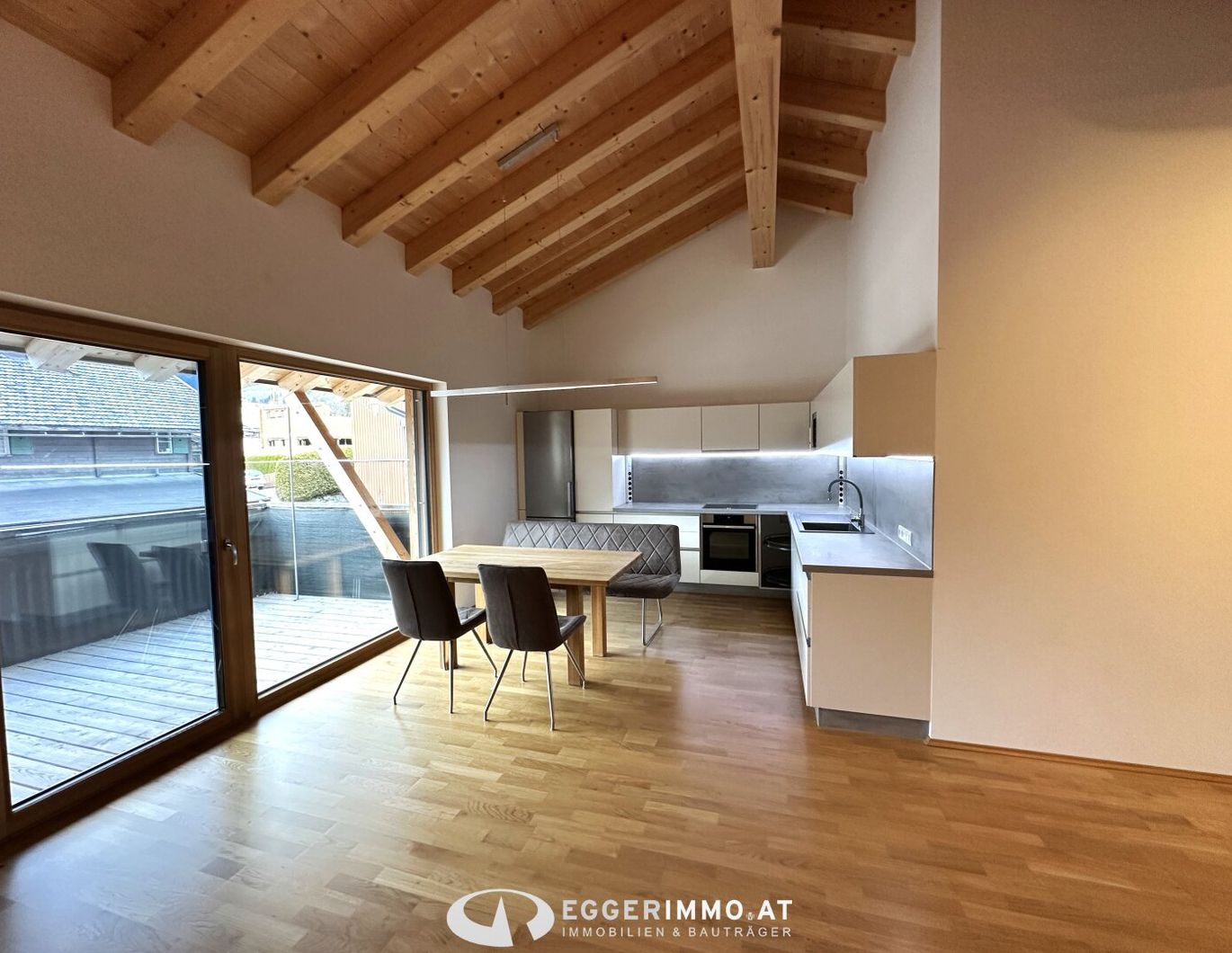 5723 Uttendorf; neuwertige Dachgeschoß Wohnung, ca. 71m², großer Balkon, Weitblick, Carport, Freistellplatz, Lift im Haus