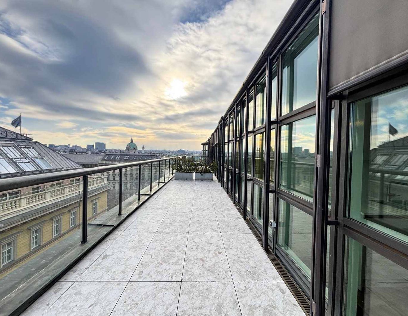 Sky Living: Großzügige Dachwohnung mit 2 Terrassen & Glaskuppel an der Ringstraße