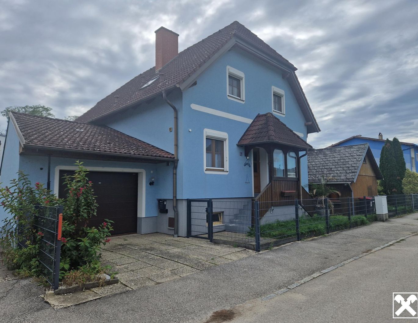 SOLIDES WOHNHAUS MIT EHEMALIGEM SOMMERHAUS, HERRLICHER TERRASSE UND POOL IN TRAUMHAFTER RUHELAGE