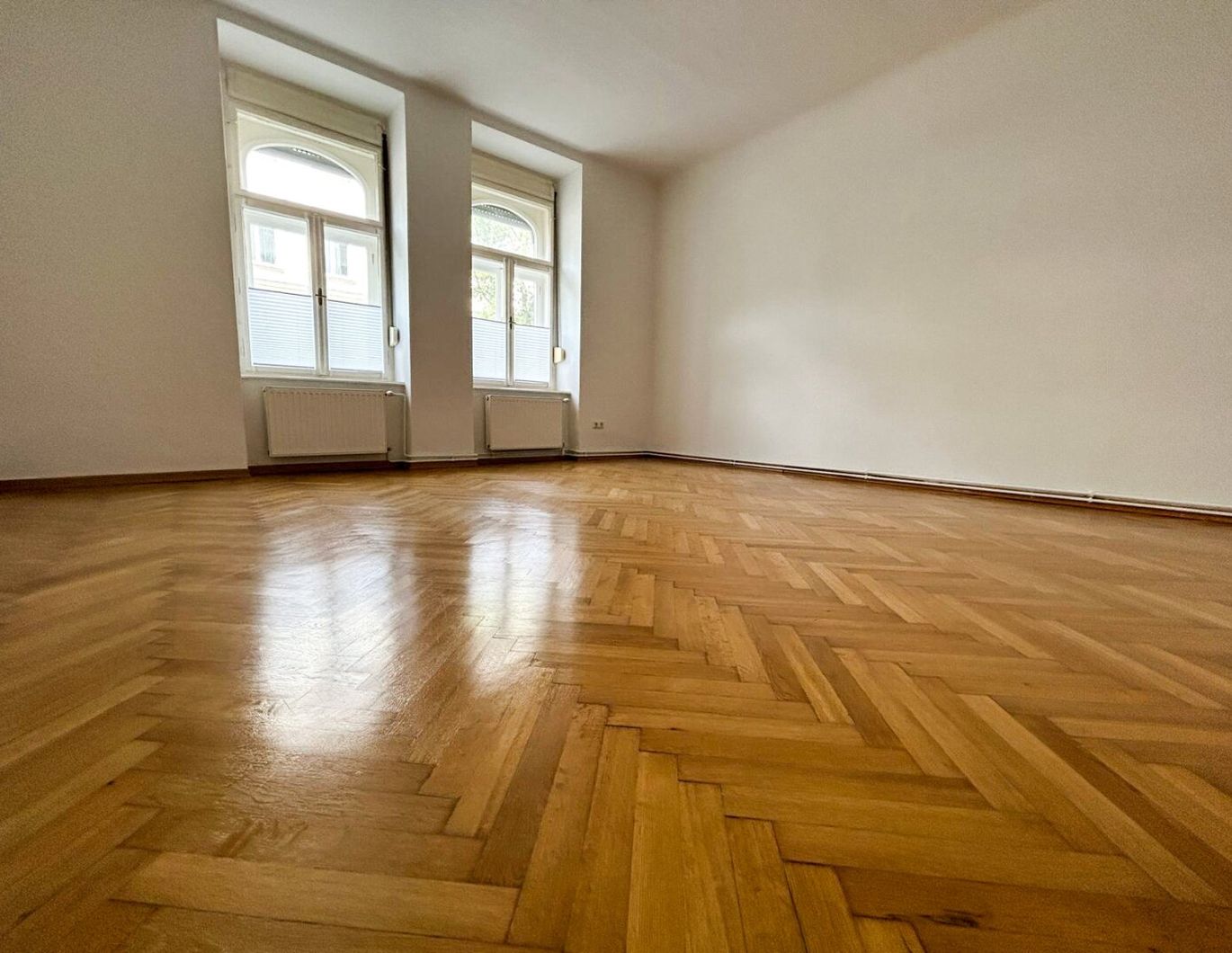UNBEFRISTETES MIETVERHÄLTNIS 2 ½ Zimmer-Altbauwohnung im Herzen der Stadt!