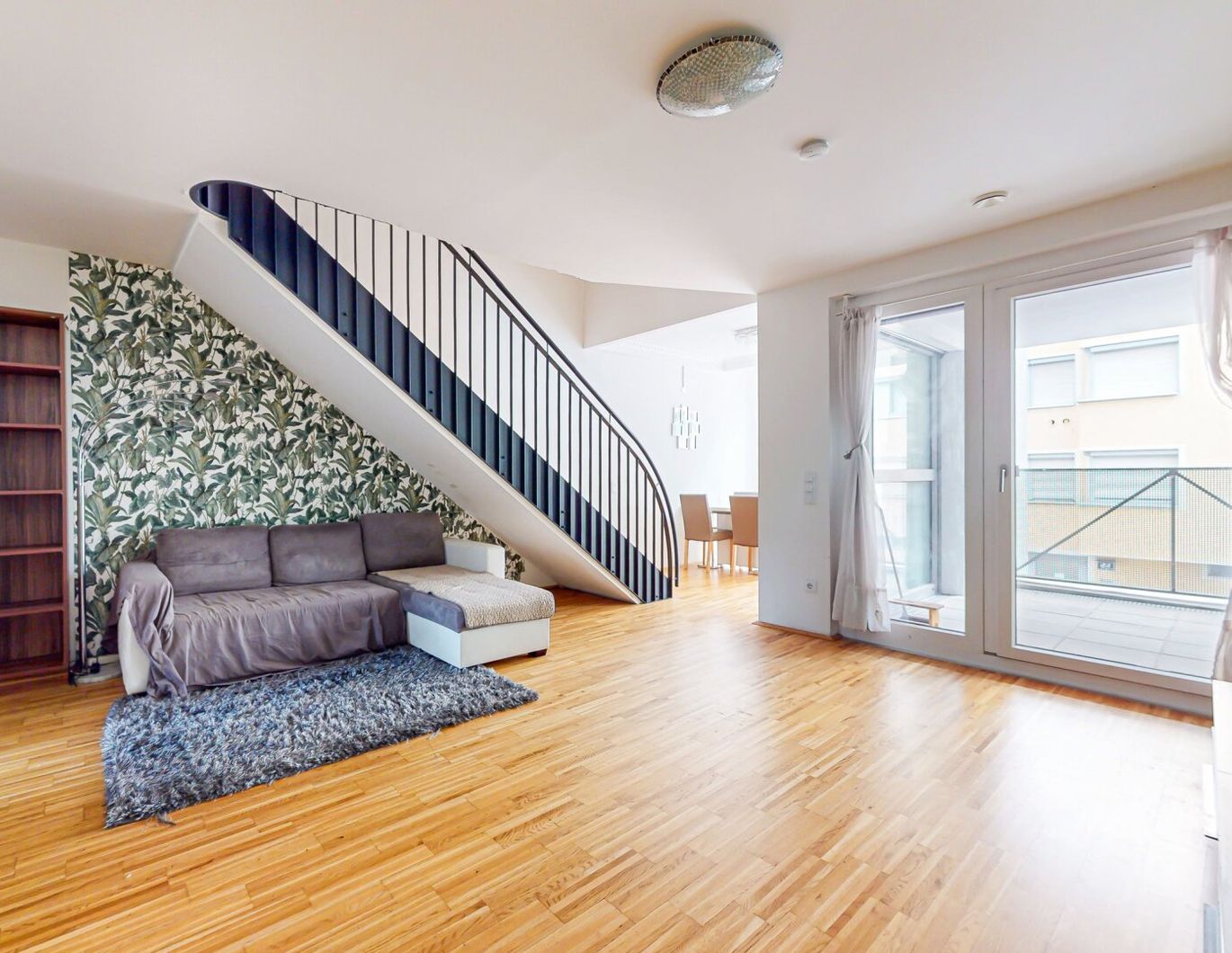 VOLLMÖBLIERTE MAISONETTE MIT LOGGIA IN DONAUSPITAL NÄHE