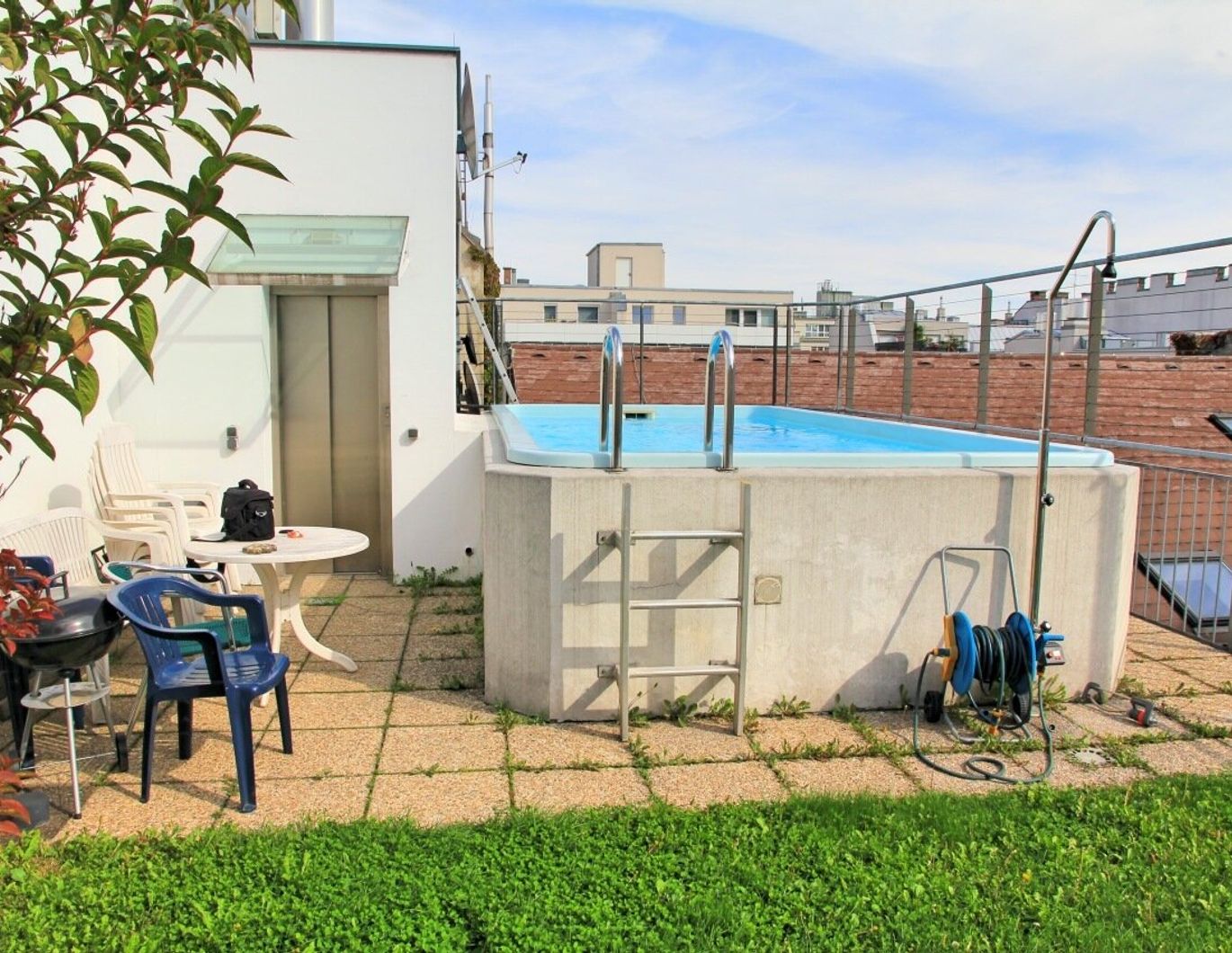sonnige Hofruhelage mit Dachgarten und Pool mitten im 7.Bezirk
