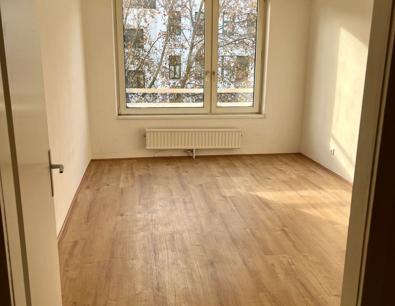 Frisch renovierte lichtdurchflutete 3,5 - Zimmer-Wohnung U3 Nähe / Sofortbezug