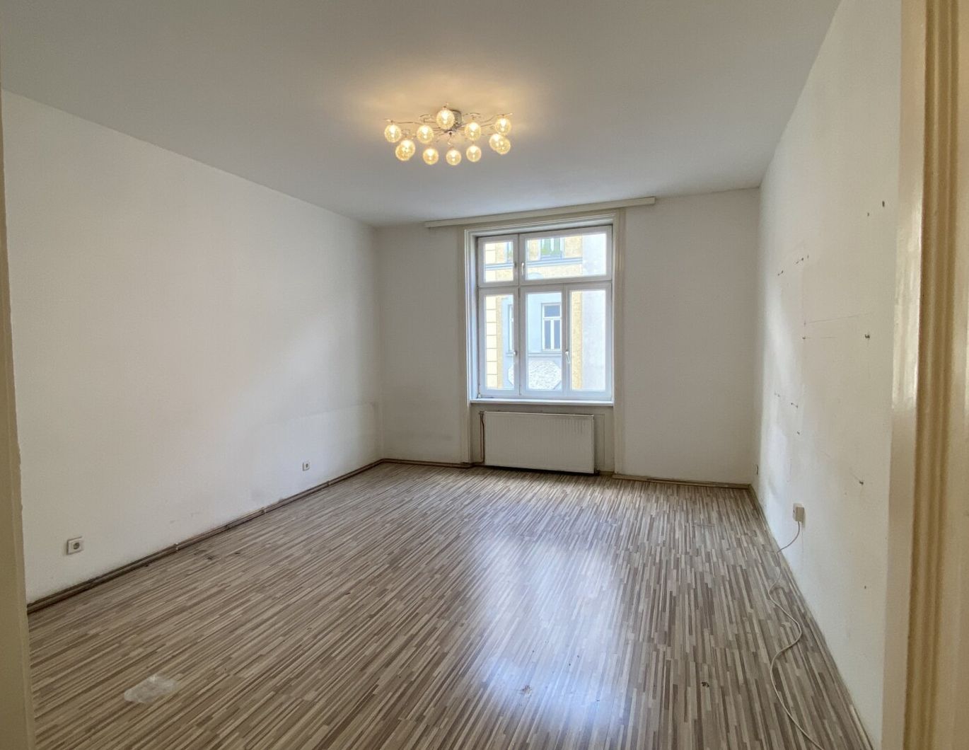 2 -Zimmer-Altbauwohnung - Sanierungsbedürftig