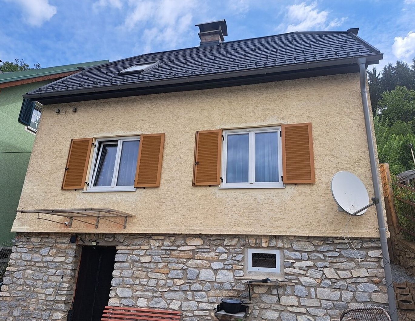Solides, teilsaniertes Wohnhaus in ruhiger Wohnlage
