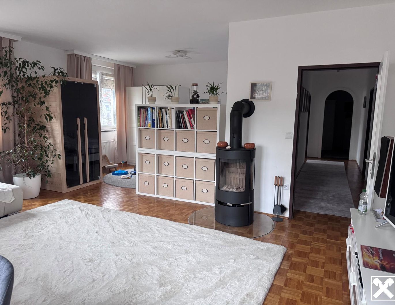 Attraktive 4-Zimmer-Wohnung, Kamin, Infrarotkabine, renovierter Keller, Garage