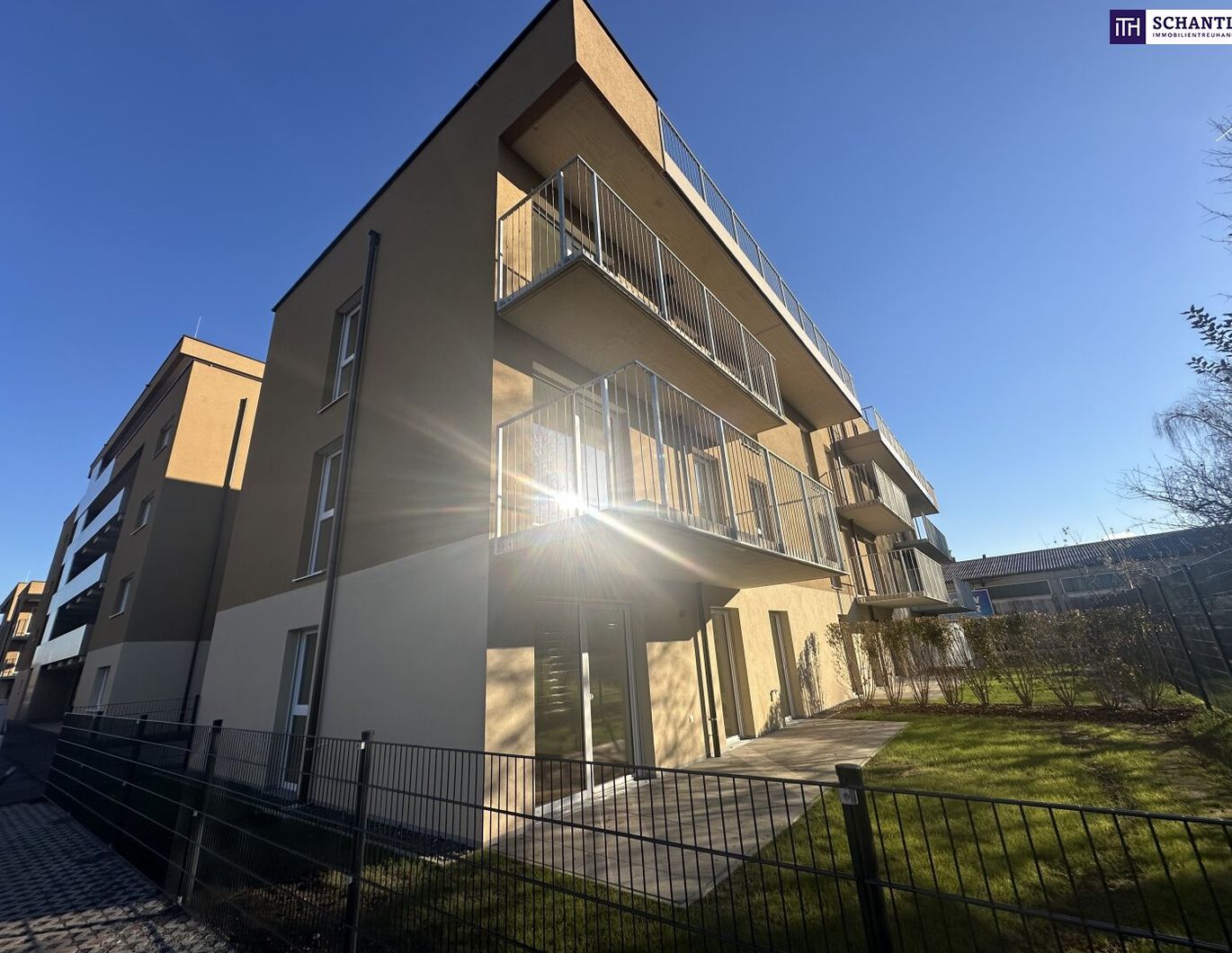 UMZIEHEN UND GENIESSEN! MODERNE Neubauwohnung mit Balkon im 1. Obergeschoss - Erstbezug mit exklusiver Ausstattung, Tischlerküche und Tiefgaragenplatz.