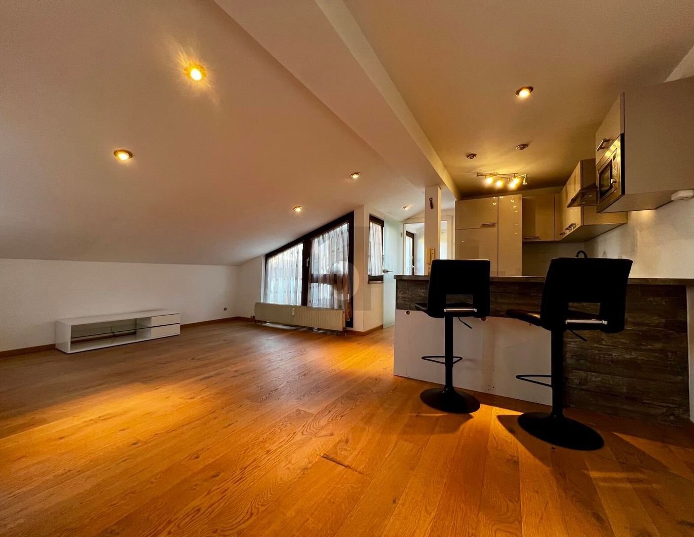 SUPER LAGE IN RUHIGER GEGEND UND ZWEI TERRASSEN MIT SICHT AUF MARIA-PLAIN