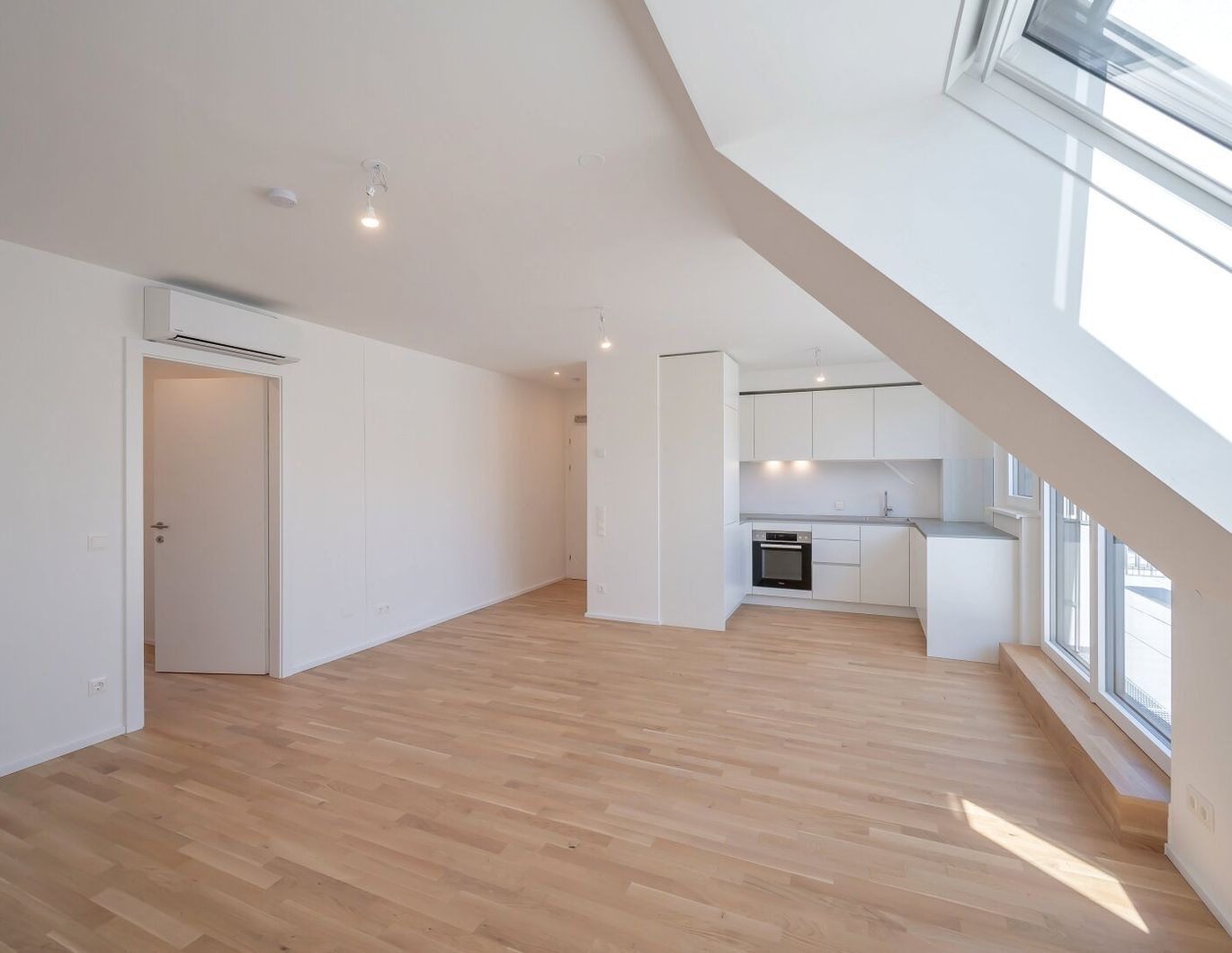 ASG IV-Qualitatives Wohnen in urbaner Lage: fantastischer 2-Zimmer Dachgeschoss-ERSTBEZUG mit BALKON! Provisionsfrei!