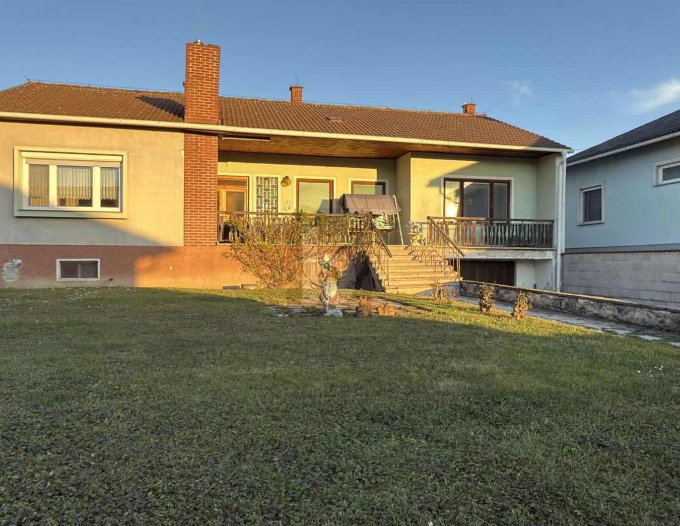 FAMILIENFREUNDLICH IN SIEDLUNGSLAGE MIT GARAGE UND GROSSEM KELLER