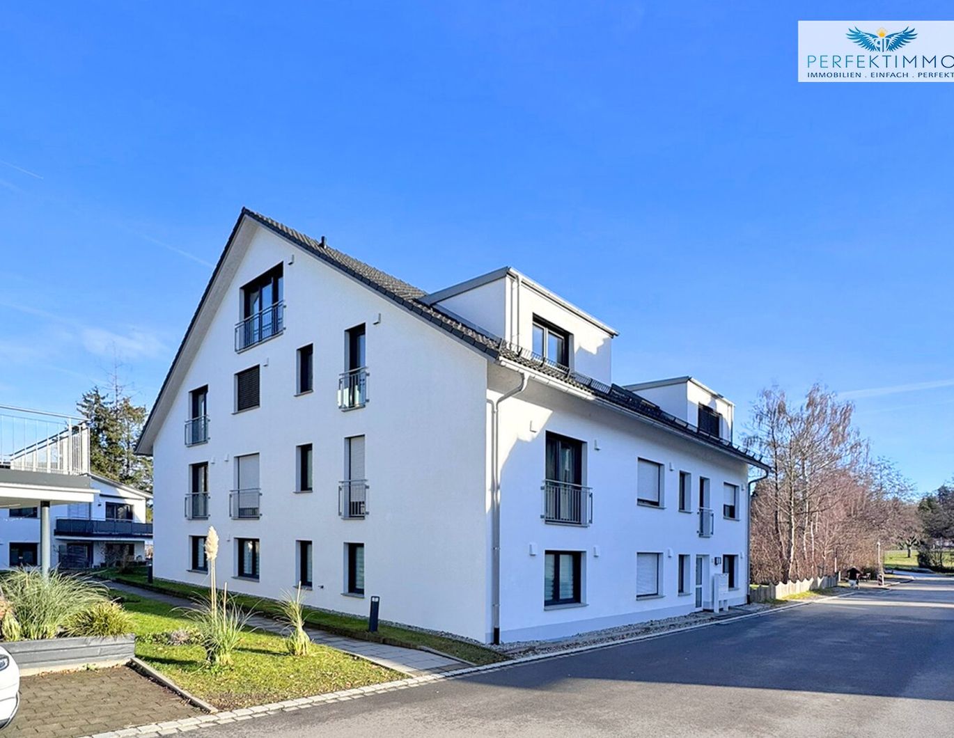 Lichtdurchflutete Dachgeschoss-Maisonette mit Traum-Blick auf den Weiher in Weißensberg!