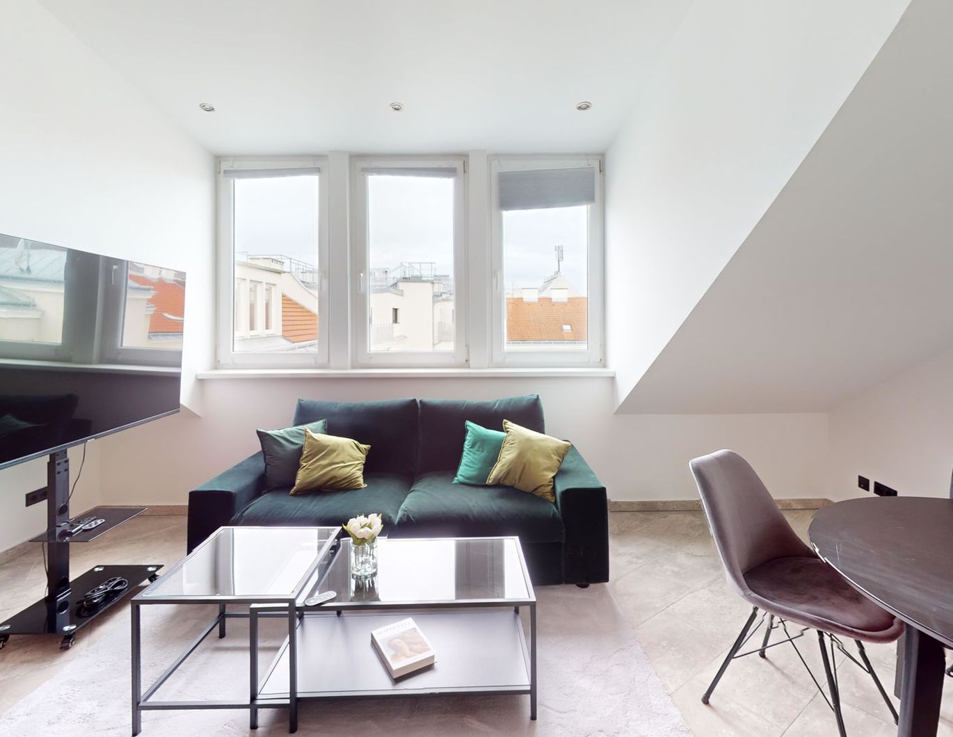 Bereit für die Airbnb Vermietung! Helle DG-Wohnung | 1,5 Zimmer in 2 Himmelsrichtungen ausgerichtet