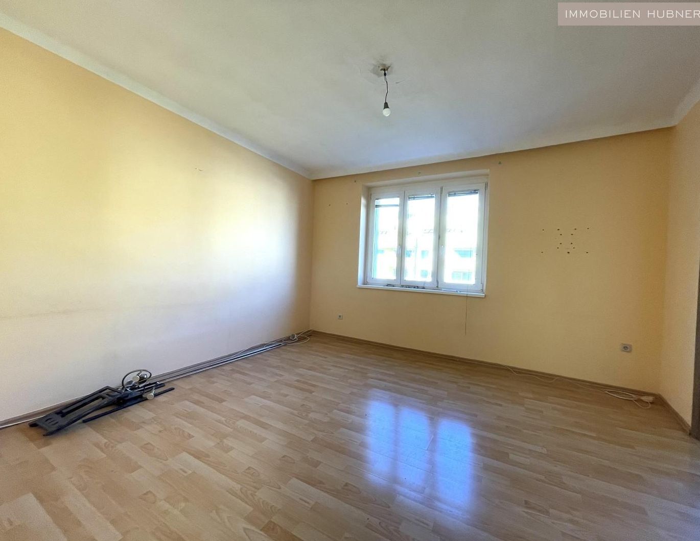 Sanierungsbedürftige 2 Zimmer Wohnung in S-Bahn-Nähe - KEIN LIFT!