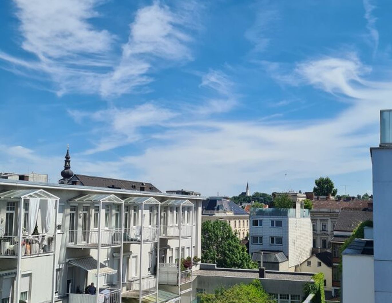 Topzustand - zentrale 4-Zimmer Dachgeschosswohnung, große Loggia, 2 TG-PLätze - auch als Anlage geeignet