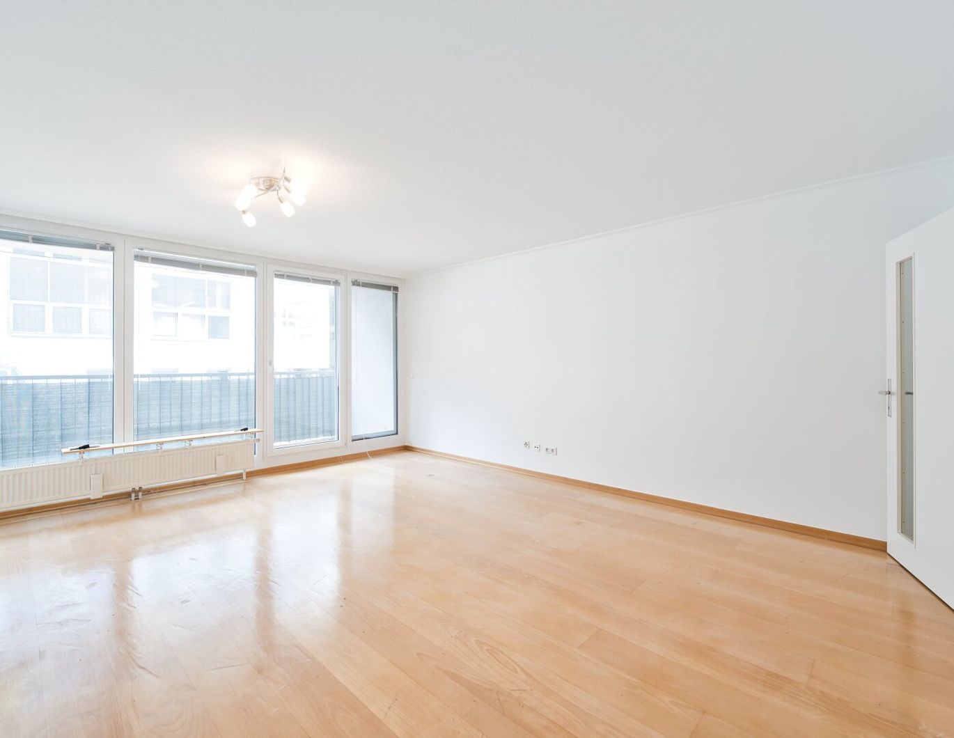 Moderne 2,5-Zimmer-Wohnung mit Balkon, Klimaanlage & hervorragender Anbindung