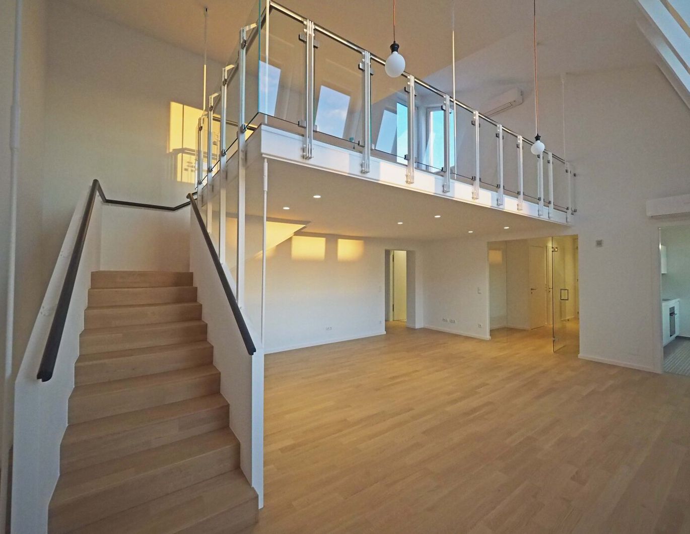 MARIAHILFER STRASSE | loftartige 3-Zimmer-Dachgeschoß-Wohnung mit Balkon | U3 