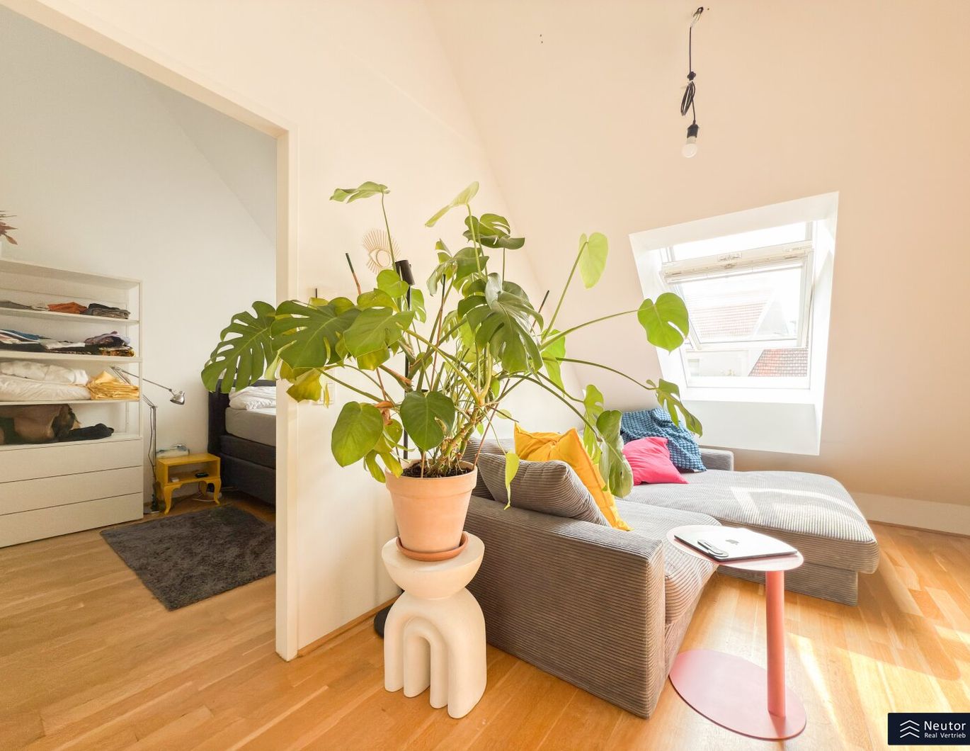 KLIMATISIERTE DACHGESCHOSS MAISONETTE - 2,5-ZIMMER WOHNUNG MIT TERRASSE - DIREKT VOR DER HAUSTÜR U4/U6