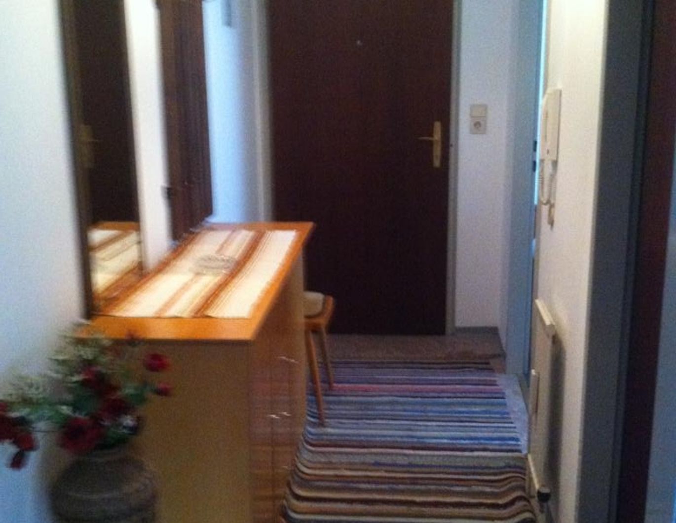 HELLE 2- ZIMMERWOHNUNG MIT TERRASSE VOLLMÖBLIERT IN SSCHÖNER RUHIGER LAGE UND GARAGE